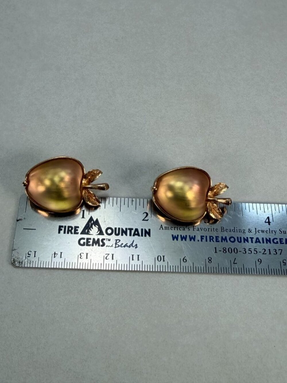 Sarah Coventry Signed Lucite Cabochon Gold Toned Apple Clip On Earrings - Picture 7 of 10